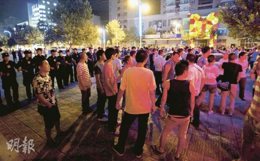 喀什市人民廣場附近昨晚10時後有數百漢人聚集,當中有人希望遊行抗議安全受威脅,但遭大批防暴警察排起的人牆阻止,並被驅逐到一個偏僻角落。(明報記者攝)昨晚深夜喀什人民廣場有大批漢人聚集,防暴警察全副武裝在場戒備,阻止群眾遊行往襲擊現場的步行街。(明報記者攝)當局昨日早上在市內張貼懸賞10萬元的通緝令,追緝襲擊案的疑兇,昨晚兩名疑兇因拒捕被擊斃,通緝通告亦被撕走。(明報記者攝) 喀什市人民廣場附近昨晚10時後有數百漢人聚集,當中有人希望遊行抗議安全受威脅,但遭大批防暴警察排起的人牆阻止,並被驅逐到一個偏僻角落。(明報記者攝)昨晚深夜喀什人民廣場有大批漢人聚集,防暴警察全副武裝在場戒備,阻止群眾遊行往襲擊現場的步行街。(明報記者攝)當局昨日早上在市內張貼懸賞10萬元的通緝令,追緝襲擊案的疑兇,昨晚兩名疑兇因拒捕被擊斃,通緝通告亦被撕走。(明報記者攝)