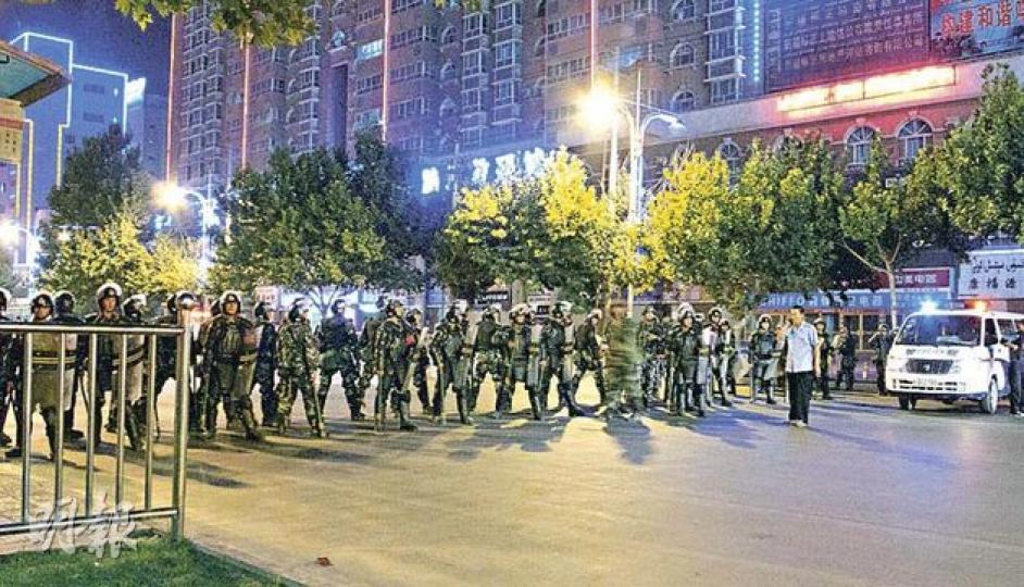 昨晚深夜喀什人民廣場有大批漢人聚集,防暴警察全副武裝地在馬路上列隊,阻止群眾遊行往襲擊現場的步行街。(明報記者攝) 昨晚深夜喀什人民廣場有大批漢人聚集,防暴警察全副武裝地在馬路上列隊,阻止群眾遊行往襲擊現場的步行街。(明報記者攝)