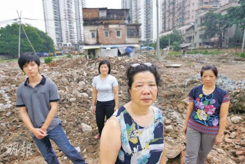 海珠區龍南六巷的民房已全部被推土機夷平,只剩李家三姐妹堅持守住身後的祖屋。其中港人李雪芳(前)因拆遷困擾,須長期求診精神科醫生,其三妹李雪芬(右)、七妹李雪菊(後)與美國歸來的侄兒(左)等人常24小時輪班,提防拆遷方突然發難。(林振東攝)(明報製圖) 海珠區龍南六巷的民房已全部被推土機夷平,只剩李家三姐妹堅持守住身後的祖屋。其中港人李雪芳(前)因拆遷困擾,須長期求診精神科醫生,其三妹李雪芬(右)、七妹李雪菊(後)與美國歸來的侄兒(左)等人常24小時輪班,提防拆遷方突然發難。(林振東攝)(明報製圖)