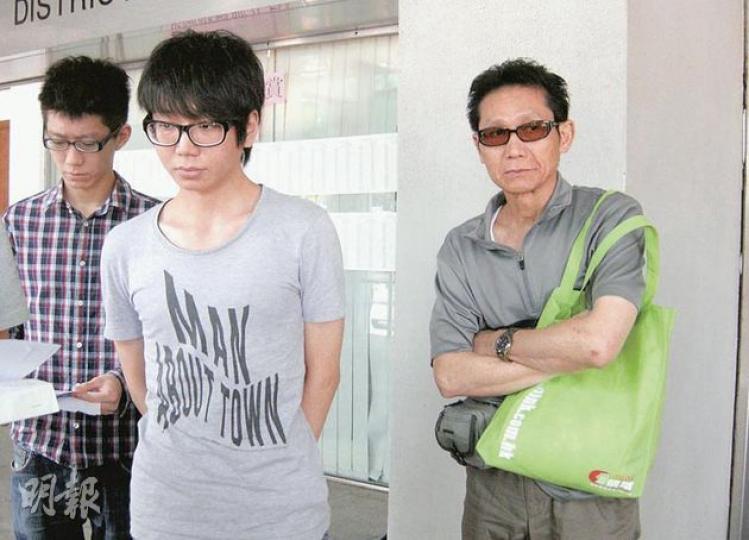 死者丈夫馮光皓(右)與兒子離開法庭時未有回應記者提問,只派發紙張寫明太太死得冤枉,要求「還我一個公道」,及後更禁不住啜泣。(梁珮珊攝) 死者丈夫馮光皓(右)與兒子離開法庭時未有回應記者提問,只派發紙張寫明太太死得冤枉,要求「還我一個公道」,及後更禁不住啜泣。(梁珮珊攝)
