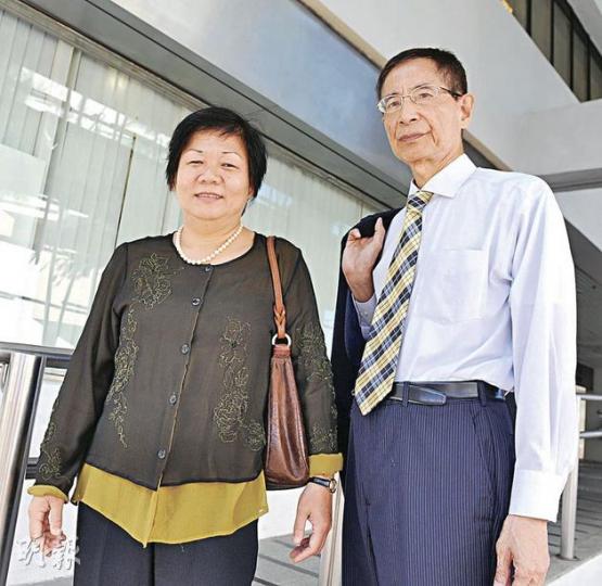 譚香文(左)涉賄選案上訴案昨在東區法院提堂,譚由資深大律師李柱銘(右)代表,表示會提出上訴,要求高院裁定法例違憲。(劉焌陶攝) 譚香文(左)涉賄選案上訴案昨在東區法院提堂,譚由資深大律師李柱銘(右)代表,表示會提出上訴,要求高院裁定法例違憲。(劉焌陶攝)