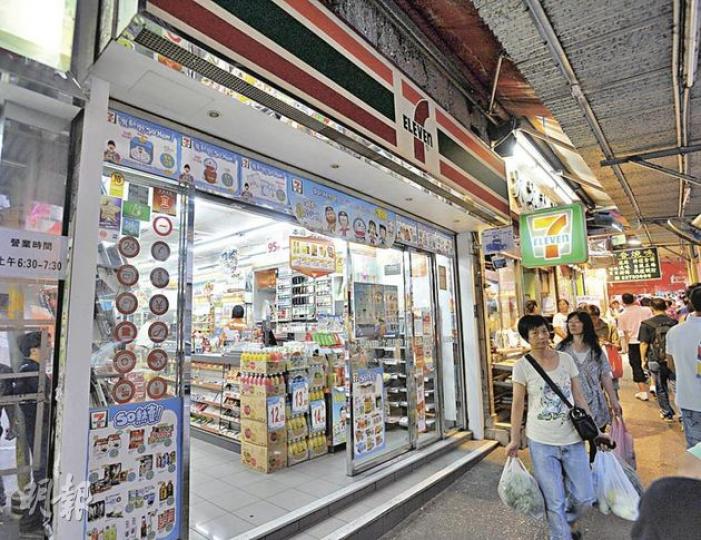 自1998年已租用觀塘輔仁街地舖的7-11便利店,剛被利亞零售以3380萬元買入該舖,稍後將會踢走舊租客,由利亞旗下的聖安娜餅屋自用。(李澤彤攝) 自1998年已租用觀塘輔仁街地舖的7-11便利店,剛被利亞零售以3380萬元買入該舖,稍後將會踢走舊租客,由利亞旗下的聖安娜餅屋自用。(李澤彤攝)