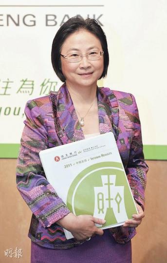梁高美懿戴住大過波子嘅珍珠出席記者會,笑稱句句真(珍)言!(李澤彤攝) 梁高美懿戴住大過波子嘅珍珠出席記者會,笑稱句句真(珍)言!(李澤彤攝)