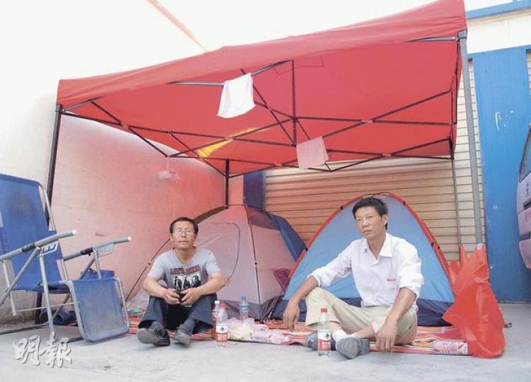 李紅軍(右)擔心在喀什地區第一人民醫院留醫的親人隨時發生變故,不肯住在較遠的酒店,寧願和友人在醫院外搭帳篷露宿。(明報記者攝) 李紅軍(右)擔心在喀什地區第一人民醫院留醫的親人隨時發生變故,不肯住在較遠的酒店,寧願和友人在醫院外搭帳篷露宿。(明報記者攝)