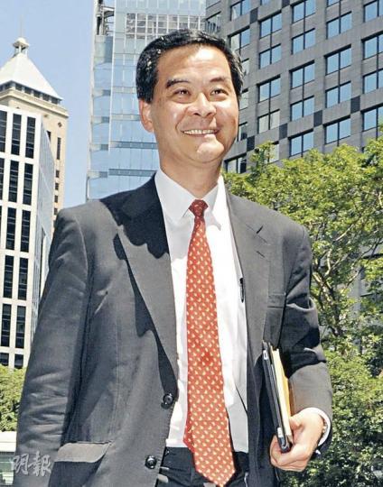 全國政協常委梁振英昨日因為有份主持施政報告諮詢會,因此出入會場時沒有回應記者提問。(劉焌陶攝) 全國政協常委梁振英昨日因為有份主持施政報告諮詢會,因此出入會場時沒有回應記者提問。(劉焌陶攝)