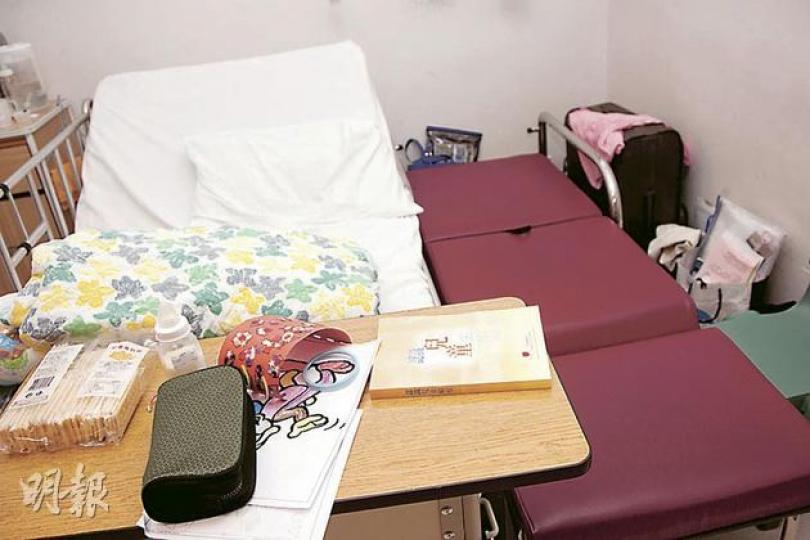 來港到威院求醫的內地港童母親,晚上便將兒科病房內的椅子當作小牀休息,行李篋則放在椅旁。(鄧宗弘攝) 來港到威院求醫的內地港童母親,晚上便將兒科病房內的椅子當作小牀休息,行李篋則放在椅旁。(鄧宗弘攝)