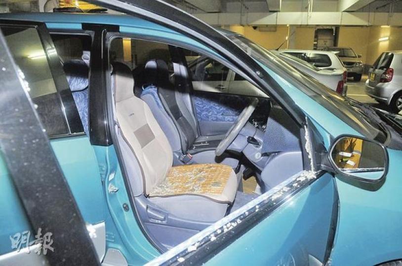 消防員打破七人車的車窗搜尋,但證實無人被困。(蔡方山攝)中年婦報稱丈夫昏迷被困車內,事後證實虛驚一場,她被勸服送院檢驗。(蔡方山攝) 消防員打破七人車的車窗搜尋,但證實無人被困。(蔡方山攝)中年婦報稱丈夫昏迷被困車內,事後證實虛驚一場,她被勸服送院檢驗。(蔡方山攝)