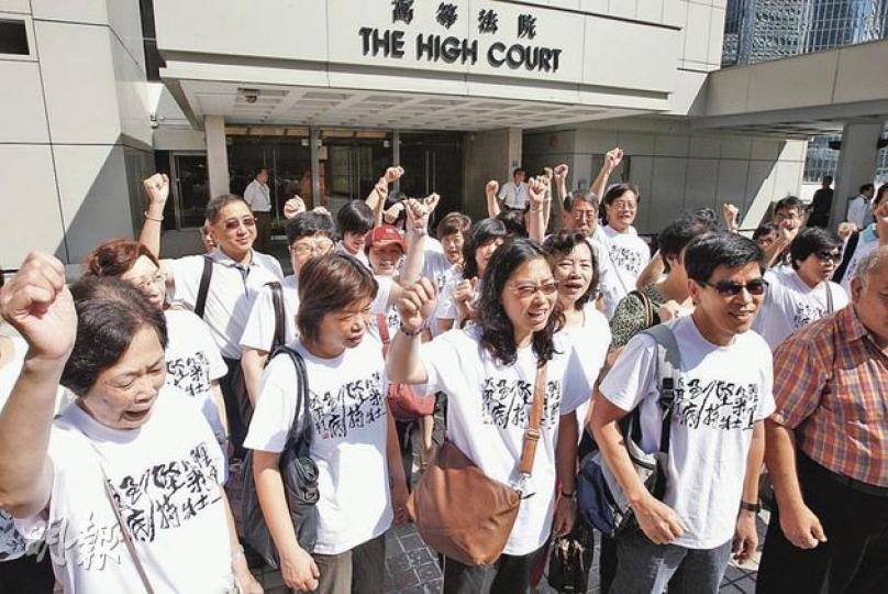 美孚居民昨乘旅巴到高院旁聽聆訊,要求法官批出司法覆核許可,挑戰屋宇署錯批圖則、讓祥達發展屏風樓。(李紹昌攝)(明報製圖) 美孚居民昨乘旅巴到高院旁聽聆訊,要求法官批出司法覆核許可,挑戰屋宇署錯批圖則、讓祥達發展屏風樓。(李紹昌攝)(明報製圖)