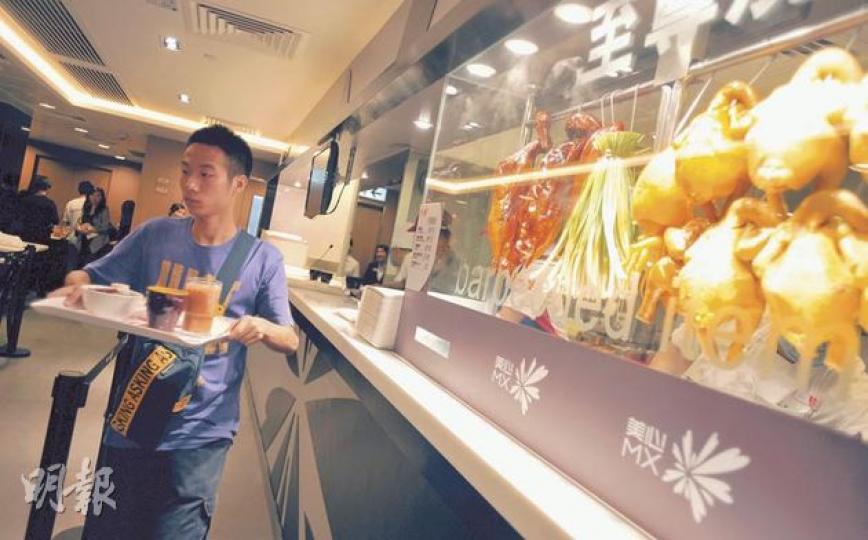 美心旗下快餐店上半年雖然加價3%至5%,但過去一年營業額升近一成。集團總經理岑遠鵬指出,所增加的收入幾乎全數抵消上升的成本。(李澤彤攝) 美心旗下快餐店上半年雖然加價3%至5%,但過去一年營業額升近一成。集團總經理岑遠鵬指出,所增加的收入幾乎全數抵消上升的成本。(李澤彤攝)