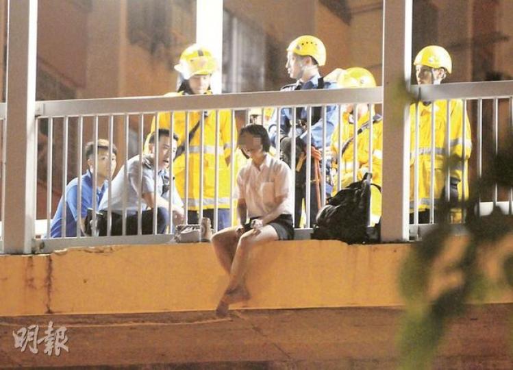 少婦危坐橋欄外時情緒激動,警員及消防員在旁耐心勸解。(蔡方山攝) 少婦危坐橋欄外時情緒激動,警員及消防員在旁耐心勸解。(蔡方山攝)