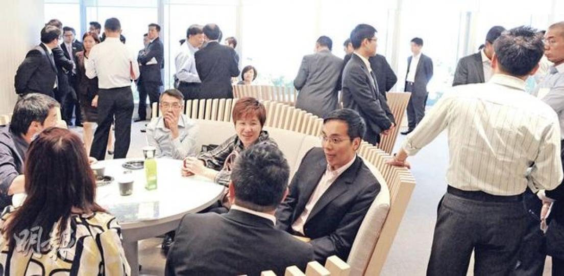 嘉里昨正式開售西營盤「西浦」,全日售出已開價單位143伙的九成,亦即接近130伙。據悉,投資客佔西浦買家比例的八成,圖為售樓處內的情景。(劉焌陶攝)嘉里執行董事朱葉培(左)表示,「西浦」約八成買家是以公司名義購入單位,意味樓盤客源以投資者為主。旁為嘉里代理市務總經理吳美珊。(劉焌陶攝) 嘉里昨正式開售西營盤「西浦」,全日售出已開價單位143伙的九成,亦即接近130伙。據悉,投資客佔西浦買家比例的八成,圖為售樓處內的情景。(劉焌陶攝)嘉里執行董事朱葉培(左)表示,「西浦」約八成買家是以公司名義購入單位,意味樓盤客源以投資者為主。旁為嘉里代理市務總經理吳美珊。(劉焌陶攝)