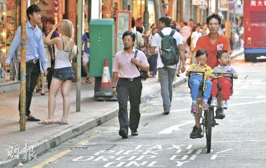 單車規定不得載人,但圖中男子在港島區的繁忙馬路,卻把兩名小孩當貨物般放在車頭大籃,若生意外,隨時連累小朋友受傷。(林振東攝)警方不時呼籲騎單車者戴頭盔,但響應者少之又少,像每天在危險的電車路上代步或送貨者,鮮有戴頭盔。(林振東攝)圖中3名騎單車者,在繁忙的彌敦道非法「逆線行車」及「在馬路上非法平排踏單車」,隨時可被檢控。(李澤彤攝) 單車規定不得載人,但圖中男子在港島區的繁忙馬路,卻把兩名小孩當貨物般放在車頭大籃,若生意外,隨時連累小朋友受傷。(林振東攝)警方不時呼籲騎單車者戴頭盔,但響應者少之又少,像每天在危險的電車路上代步或送貨者,鮮有戴頭盔。(林振東攝)圖中3名騎單車者,在繁忙的彌敦道非法「逆線行車」及「在馬路上非法平排踏單車」,隨時可被檢控。(李澤彤攝)