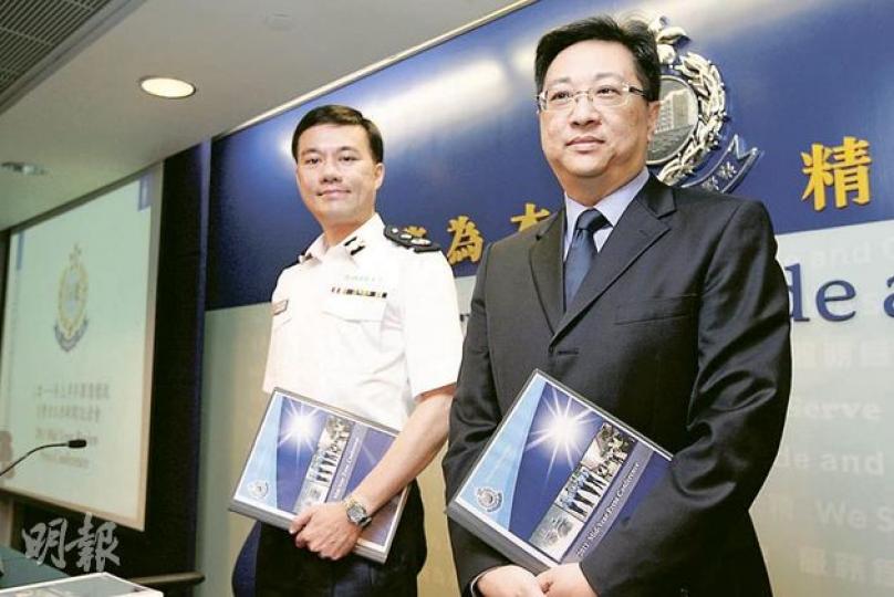 警方刑事及保安處長盧偉聰(右)昨日指上半年總體罪案數字微降1%,兇殺案更大減六成,顯示治安平穩。盧偉聰被視為下屆警隊「一哥」的熱門人選之一。(郭慶輝攝) 警方刑事及保安處長盧偉聰(右)昨日指上半年總體罪案數字微降1%,兇殺案更大減六成,顯示治安平穩。盧偉聰被視為下屆警隊「一哥」的熱門人選之一。(郭慶輝攝)