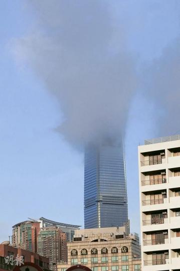 環球貿易廣場的頂部昨早被灰色雲朵籠罩,令人聯想到「911恐襲」情景,附近居民誤以為發生大火,紛紛報警。(蔡方山攝) 環球貿易廣場的頂部昨早被灰色雲朵籠罩,令人聯想到「911恐襲」情景,附近居民誤以為發生大火,紛紛報警。(蔡方山攝)
