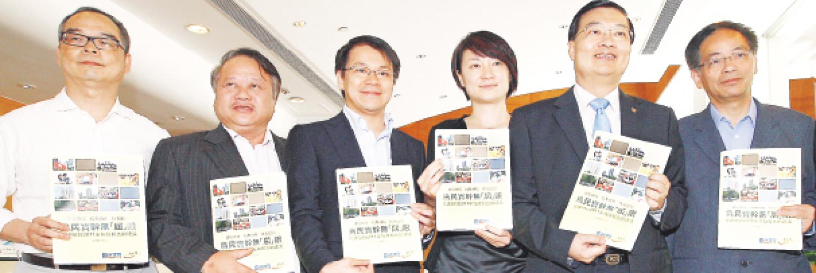 民建聯昨就施政報告會見特首曾蔭權,圖為劉江華(左起)、黃容根、陳克勤、李慧琼、譚耀宗、葉國謙。(李紹昌攝)特首曾蔭權表示,政策只要到位,能回應市民訴求,就毋須擔心無法延續至下屆政府。(李澤彤攝) 民建聯昨就施政報告會見特首曾蔭權,圖為劉江華(左起)、黃容根、陳克勤、李慧琼、譚耀宗、葉國謙。(李紹昌攝)特首曾蔭權表示,政策只要到位,能回應市民訴求,就毋須擔心無法延續至下屆政府。(李澤彤攝)