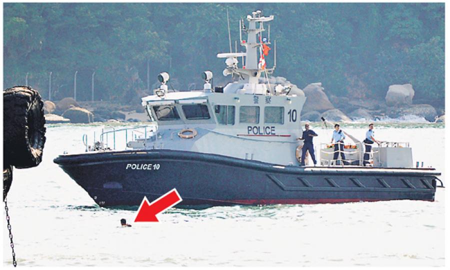 涉嫌當黑工的男子(箭嘴示)為逃避追捕,跳海後欲游離現場,被水警輪發現其蹤影,但最終仍能逃脫。(胡學能攝) 涉嫌當黑工的男子(箭嘴示)為逃避追捕,跳海後欲游離現場,被水警輪發現其蹤影,但最終仍能逃脫。(胡學能攝)
