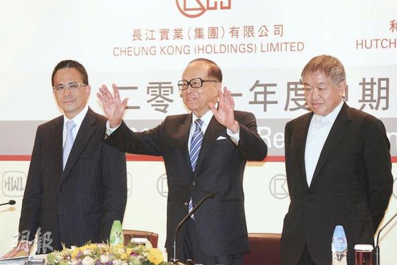 旗下業務遍全球52個國家的和黃主席李嘉誠(中)表示,世界經濟環境有很多不明朗因素,令人擔憂,又提醒經濟增長將會放緩。左為長實副主席李澤鉅,右為和黃董事總經理霍建寧。(郭慶輝攝) 旗下業務遍全球52個國家的和黃主席李嘉誠(中)表示,世界經濟環境有很多不明朗因素,令人擔憂,又提醒經濟增長將會放緩。左為長實副主席李澤鉅,右為和黃董事總經理霍建寧。(郭慶輝攝)