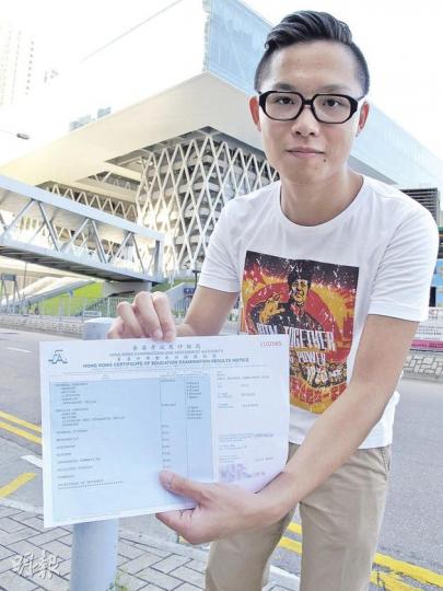 終極會考昨日放榜,熱愛在高登討論區留言的「高登巴打」李卓賢,雖曾荒廢學業而留級中三,去年決心重拾課本自修會考課程,報考10科,結果考獲6科共9分成績,9月成功「跳級」,與同齡同學齊齊升讀副學士先修班。(蕭輝浩攝) 終極會考昨日放榜,熱愛在高登討論區留言的「高登巴打」李卓賢,雖曾荒廢學業而留級中三,去年決心重拾課本自修會考課程,報考10科,結果考獲6科共9分成績,9月成功「跳級」,與同齡同學齊齊升讀副學士先修班。(蕭輝浩攝)