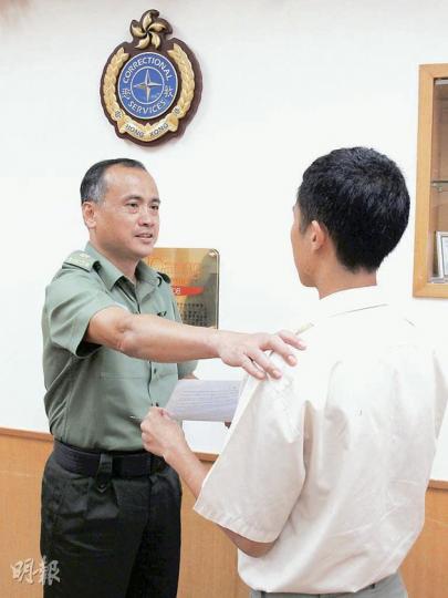 歌連臣角懲教所監督許佐恒(左)昨向Johnny(右)頒發成績通知書,鼓勵他離開懲教所後要繼續努力。Johnny會先到日本旅行慶祝放榜及獲釋,並計劃往日本留學。(彭美芳攝)歌連臣角懲教所今年為在囚會考生設六人房,5名學生擁有個別書桌及參考書,提供安靜環境讀書。(彭美芳攝) 歌連臣角懲教所監督許佐恒(左)昨向Johnny(右)頒發成績通知書,鼓勵他離開懲教所後要繼續努力。Johnny會先到日本旅行慶祝放榜及獲釋,並計劃往日本留學。(彭美芳攝)歌連臣角懲教所今年為在囚會考生設六人房,5名學生擁有個別書桌及參考書,提供安靜環境讀書。(彭美芳攝)