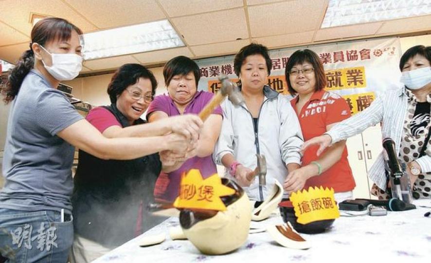 從事家務助理及清潔工擔心,一旦外傭成功爭取居港權,在沒有就業限制下,會跟她們「搶飯碗」及「頂爛市」,昨日她們以鐵槌打爛砂煲,促請政府要保障她們的勞工權益。(林振東攝) 從事家務助理及清潔工擔心,一旦外傭成功爭取居港權,在沒有就業限制下,會跟她們「搶飯碗」及「頂爛市」,昨日她們以鐵槌打爛砂煲,促請政府要保障她們的勞工權益。(林振東攝)