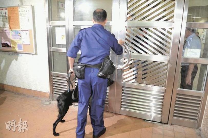 利東邨東平樓揭發可疑命案,探員帶同警犬上樓搜查。(衛永康攝) 利東邨東平樓揭發可疑命案,探員帶同警犬上樓搜查。(衛永康攝)