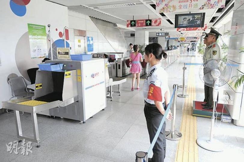 在大運會主場館的龍崗大運地鐵站,當局已提升安檢級別,站口有公安執勤,所有攜帶行李進地鐵站的乘客均須接受檢查。(何家達攝) 在大運會主場館的龍崗大運地鐵站,當局已提升安檢級別,站口有公安執勤,所有攜帶行李進地鐵站的乘客均須接受檢查。(何家達攝)