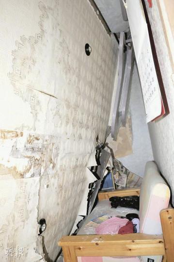 唐樓單位客廳假天花整幅塌下,若當時有人坐在沙發,相信必有死傷。(林錫禮攝)深水埗唐樓單位的假天花塌下,逾百磅支架和物資跌下,戶主陳先生(右)表示不敢再住在這裏。(林錫禮攝) 唐樓單位客廳假天花整幅塌下,若當時有人坐在沙發,相信必有死傷。(林錫禮攝)深水埗唐樓單位的假天花塌下,逾百磅支架和物資跌下,戶主陳先生(右)表示不敢再住在這裏。(林錫禮攝)