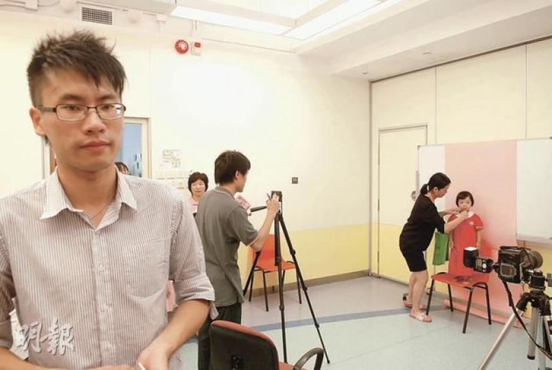 公民黨新界西支部秘書長劉冠亨(左)昨日租用明愛天水圍綜合家庭服務中心,為居民提供1元6張證件相服務。他解釋價錢便宜是因過程全由義工負責,「質素當然不會太專業」,又強調不會以蒐集得到的地址作選舉用途。(雲錦鋒攝) 公民黨新界西支部秘書長劉冠亨(左)昨日租用明愛天水圍綜合家庭服務中心,為居民提供1元6張證件相服務。他解釋價錢便宜是因過程全由義工負責,「質素當然不會太專業」,又強調不會以蒐集得到的地址作選舉用途。(雲錦鋒攝)