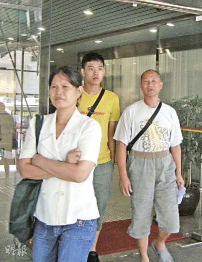 被告李俊文(左)昨日離開法庭時,掩面避記者拍照,其父(右)吆喝道:「遮乜啫……知醜啦……光明正大怕乜人影!」然後慢步離開。(陳曉欣攝) 被告李俊文(左)昨日離開法庭時,掩面避記者拍照,其父(右)吆喝道:「遮乜啫……知醜啦……光明正大怕乜人影!」然後慢步離開。(陳曉欣攝)
