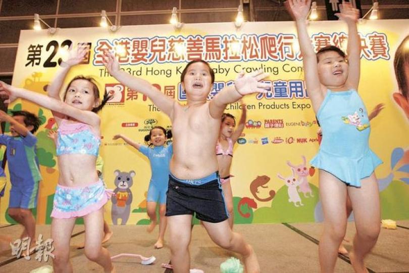 除購物攤位外,展場內亦設有「全港嬰兒慈善馬拉松爬行大賽」及「全港最靚孕媽媽選舉」,以吸引父母進場。(李紹昌攝)由廣州來港的蒙女士(右)本想購買20罐奶粉,但因沒有準備手拉車,最後花了2000多元購買了8罐奶粉。(李紹昌攝)王太(左)和張太(右)分別花了逾4000元購買尿片等嬰兒用品。(葉浩霖攝) 除購物攤位外,展場內亦設有「全港嬰兒慈善馬拉松爬行大賽」及「全港最靚孕媽媽選舉」,以吸引父母進場。(李紹昌攝)由廣州來港的蒙女士(右)本想購買20罐奶粉,但因沒有準備手拉車,最後花了2000多元購買了8罐奶粉。(李紹昌攝)王太(左)和張太(右)分別花了逾4000元購買尿片等嬰兒用品。(葉浩霖攝)