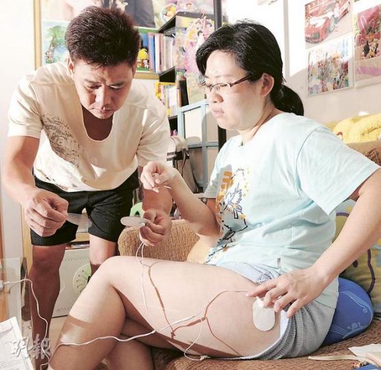 陳太(右)表示,8年前在仁安醫院誕下女兒後,左邊大腿及腹部出現如針刺的麻痺和劇痛,丈夫陳先生(左)購買脈衝按摩機,希望可紓緩妻子的痛楚。院方表示,暫無證據顯示陳太的痛楚與手術或神經線有關,不排除她的痛楚是情緒波動引起。(劉焌陶攝) 陳太(右)表示,8年前在仁安醫院誕下女兒後,左邊大腿及腹部出現如針刺的麻痺和劇痛,丈夫陳先生(左)購買脈衝按摩機,希望可紓緩妻子的痛楚。院方表示,暫無證據顯示陳太的痛楚與手術或神經線有關,不排除她的痛楚是情緒波動引起。(劉焌陶攝)