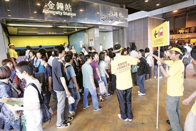由於上環站封閉,乘客要在金鐘站轉乘免費接駁巴士往上環,昨日繁忙時間人龍一度排至金鐘廊位置,倘若明日未能順利通車,恐乘客在周一上班日仍要以此方法來往金鐘和上環。(李紹昌攝) 由於上環站封閉,乘客要在金鐘站轉乘免費接駁巴士往上環,昨日繁忙時間人龍一度排至金鐘廊位置,倘若明日未能順利通車,恐乘客在周一上班日仍要以此方法來往金鐘和上環。(李紹昌攝)