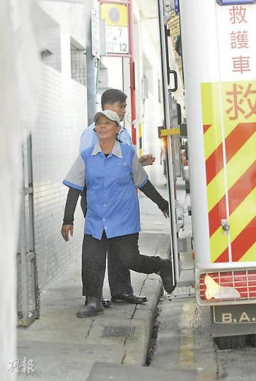 清潔女工(上圖)否認出手打人,但仍登上救護車向女事主(下圖)道歉,雙方終和解。(梁琬珊攝) 清潔女工(上圖)否認出手打人,但仍登上救護車向女事主(下圖)道歉,雙方終和解。(梁琬珊攝)