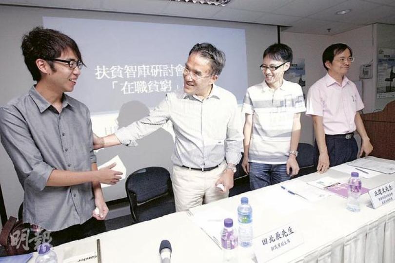 學者林本利(右一)提出以負入息稅幫助低收入人士,但與會的新民黨副主席田北辰(左二)卻表示之前類似建議曾被批評變相補貼商家。(李紹昌攝) 學者林本利(右一)提出以負入息稅幫助低收入人士,但與會的新民黨副主席田北辰(左二)卻表示之前類似建議曾被批評變相補貼商家。(李紹昌攝)