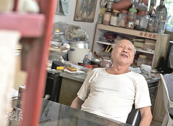 去年馬頭圍道唐樓倒塌4死慘劇,涉非法工程被票控的承建商朱偉榮將出庭作供。他說相信法庭公正,事故至今每晚仍能「大覺瞓」。(李澤彤攝) 去年馬頭圍道唐樓倒塌4死慘劇,涉非法工程被票控的承建商朱偉榮將出庭作供。他說相信法庭公正,事故至今每晚仍能「大覺瞓」。(李澤彤攝)