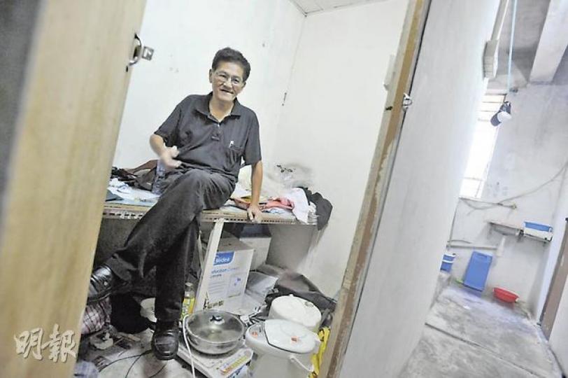 潘伯位於大角嘴必發道工廈的住所只有40多呎,只放得下一張單人牀和一些生活物品。(李澤彤攝)潘伯所住的工廈樓層,被劏出46間板房,只有一個男女住客共用的廁所和浴室。(李澤彤攝)大角嘴必發街的工廈,被發現非法改建成劏房出租,近日不少租戶接獲政府或業主信件,要求遷出。(李澤彤攝) 潘伯位於大角嘴必發道工廈的住所只有40多呎,只放得下一張單人牀和一些生活物品。(李澤彤攝)潘伯所住的工廈樓層,被劏出46間板房,只有一個男女住客共用的廁所和浴室。(李澤彤攝)大角嘴必發街的工廈,被發現非法改建成劏房出租,近日不少租戶接獲政府或業主信件,要求遷出。(李澤彤攝)
