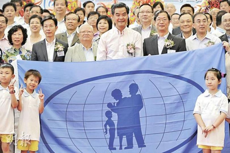 行政會議召集人梁振英(前排右三)回應長實主席李嘉誠指政務司長唐英年「愛香港愛年輕人」的說法,指自己愛不同年齡、行業和階層的香港人。(何家達攝) 行政會議召集人梁振英(前排右三)回應長實主席李嘉誠指政務司長唐英年「愛香港愛年輕人」的說法,指自己愛不同年齡、行業和階層的香港人。(何家達攝)