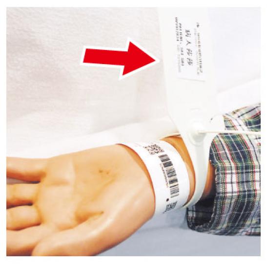 醫管局殮房引入無線射頻辨識(RFID)系統,除了原有的二維條碼手帶外,遺體會被多綁上一條RFID晶片手帶(箭嘴)。(阮穎嘉攝) 醫管局殮房引入無線射頻辨識(RFID)系統,除了原有的二維條碼手帶外,遺體會被多綁上一條RFID晶片手帶(箭嘴)。(阮穎嘉攝)