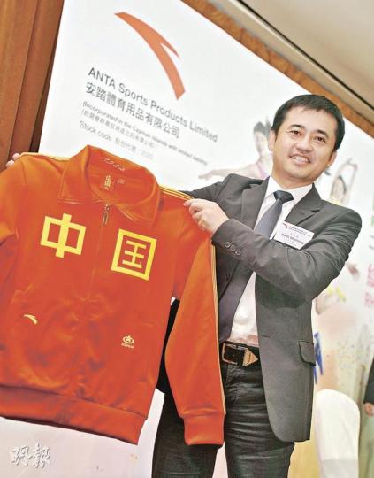 安踏主席兼首席執行官丁世忠對內地體育服飾行業樂觀,圖中他展示的是為中國於1984年獲得史上首面奧運金牌的許海峰曾身穿的「梅花領獎服」之復刻版。(李澤彤攝) 安踏主席兼首席執行官丁世忠對內地體育服飾行業樂觀,圖中他展示的是為中國於1984年獲得史上首面奧運金牌的許海峰曾身穿的「梅花領獎服」之復刻版。(李澤彤攝)