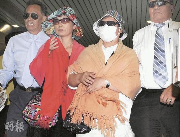 馬頭圍道45J號業主翟愛聯(右二)遭死者家屬質疑一早得悉樓宇有危險,仍不疏散住客,翟反指自己多次向屋宇署求助,是好業主,又稱「要做嘅嘢我統統都做到」。她昨在多名親友護送下離開法院。(何家達攝)塌樓慘劇事隔一年多,死者童慶濤的母親昨仍表現傷心,一度在庭上衝向業主翟愛聯,哭訴「還番個仔畀我」。(葉漢華攝)(明報製圖) 馬頭圍道45J號業主翟愛聯(右二)遭死者家屬質疑一早得悉樓宇有危險,仍不疏散住客,翟反指自己多次向屋宇署求助,是好業主,又稱「要做嘅嘢我統統都做到」。她昨在多名親友護送下離開法院。(何家達攝)塌樓慘劇事隔一年多,死者童慶濤的母親昨仍表現傷心,一度在庭上衝向業主翟愛聯,哭訴「還番個仔畀我」。(葉漢華攝)(明報製圖)