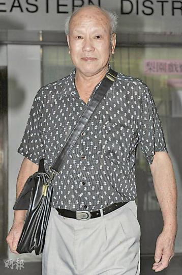 唯一被票控的承建商朱偉榮供稱,當日他與妻兒疏散人群後,街上只剩下他一個人,目擊樓宇倒塌。(何家達攝) 唯一被票控的承建商朱偉榮供稱,當日他與妻兒疏散人群後,街上只剩下他一個人,目擊樓宇倒塌。(何家達攝)