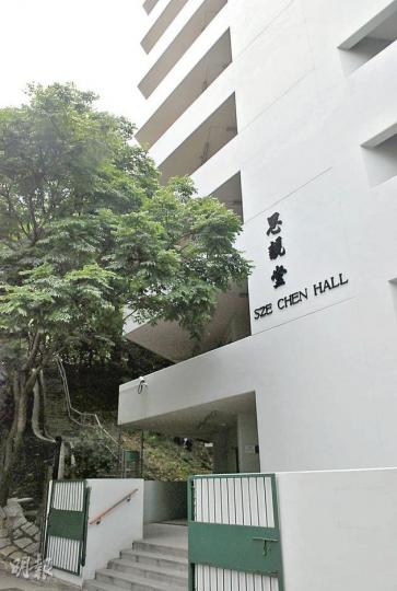 鑽石山火葬場思親堂昨有老翁墮樓身亡,為6年內第4宗同類事件。(雲錦鋒攝)在骨灰龕場墮樓的老翁,送院時已無知覺,急救後證實身亡。(雲錦鋒攝) 鑽石山火葬場思親堂昨有老翁墮樓身亡,為6年內第4宗同類事件。(雲錦鋒攝)在骨灰龕場墮樓的老翁,送院時已無知覺,急救後證實身亡。(雲錦鋒攝)