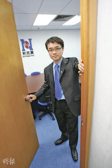 十優狀元施俊輝放下教鞭後加入新民黨,打開從政之門。他正積極進行地區工作,有意於年底參加海怡選區區選。(林振東攝) 十優狀元施俊輝放下教鞭後加入新民黨,打開從政之門。他正積極進行地區工作,有意於年底參加海怡選區區選。(林振東攝)