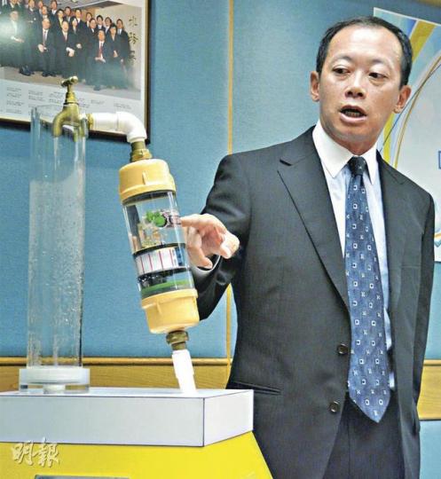 水務署助理署長吳孟冬表示,今日起的家居用水普查,以年底完成1000個家訪為目標,調查員會隔7天向一戶住宅作兩次訪問,其中一項工作包括記錄住戶家居水表讀數,以了解家居一星期的用水量。(鄭穎瑩攝) 水務署助理署長吳孟冬表示,今日起的家居用水普查,以年底完成1000個家訪為目標,調查員會隔7天向一戶住宅作兩次訪問,其中一項工作包括記錄住戶家居水表讀數,以了解家居一星期的用水量。(鄭穎瑩攝)