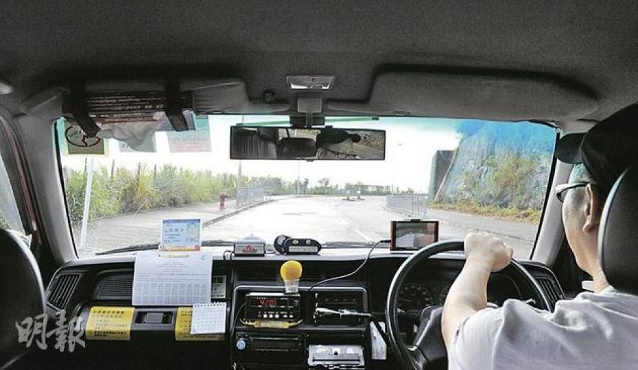 本報記者昨天坐的士到九肚山地皮觀察,司機說唯一通往地皮的車路麗坪路,平時鮮有人經過。 (劉焌陶攝) 本報記者昨天坐的士到九肚山地皮觀察,司機說唯一通往地皮的車路麗坪路,平時鮮有人經過。 (劉焌陶攝)