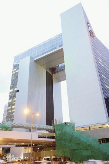 內地網民質疑新政府辦公樓外形猶如央視大樓的「大褲衩」。(郭慶輝攝) 內地網民質疑新政府辦公樓外形猶如央視大樓的「大褲衩」。(郭慶輝攝)