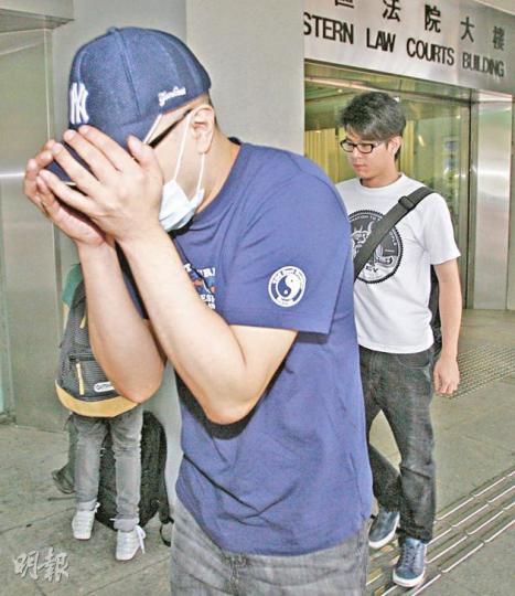 陳浩然(前)因為小狗突然不親近他,令他及時發現大廈異樣,成功逃離現場。(林振東攝) 陳浩然(前)因為小狗突然不親近他,令他及時發現大廈異樣,成功逃離現場。(林振東攝)