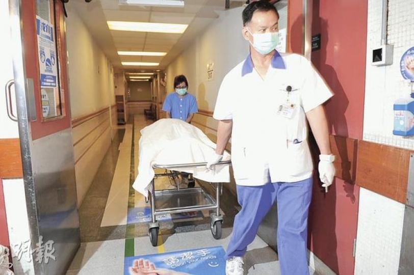 上環東邊街與高街交界的港鐵地盤發生奪命工業意外,男工被石塊砸斃。(衛永康攝) 上環東邊街與高街交界的港鐵地盤發生奪命工業意外,男工被石塊砸斃。(衛永康攝)