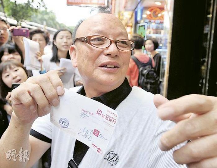 內地遊客羅先生到「時尚數碼」要求退貨,他稱「時尚數碼」答應以銀行過戶退款,但需時2至3日,他指那時已離港,擔心未能確實取得退款。(李澤彤攝) 內地遊客羅先生到「時尚數碼」要求退貨,他稱「時尚數碼」答應以銀行過戶退款,但需時2至3日,他指那時已離港,擔心未能確實取得退款。(李澤彤攝)