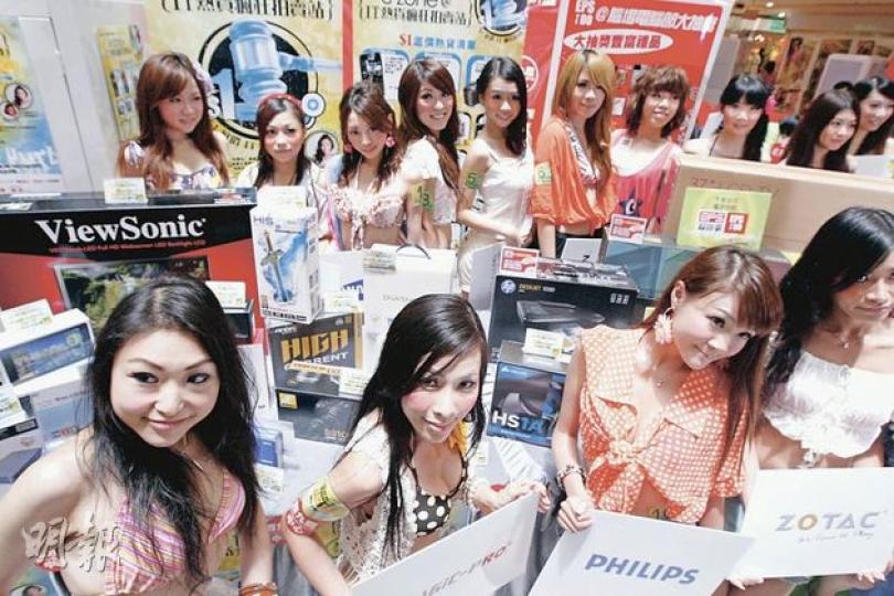 「深水埗.灣仔腦場夏日電腦節」今年會針對會展「香港電腦通訊節2011」的減價攻勢,進一步劈價。(李紹昌攝) 「深水埗.灣仔腦場夏日電腦節」今年會針對會展「香港電腦通訊節2011」的減價攻勢,進一步劈價。(李紹昌攝)